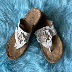CLIFFS BY WHITE MOUNTAIN WEDGE SANDAL SIZE 9